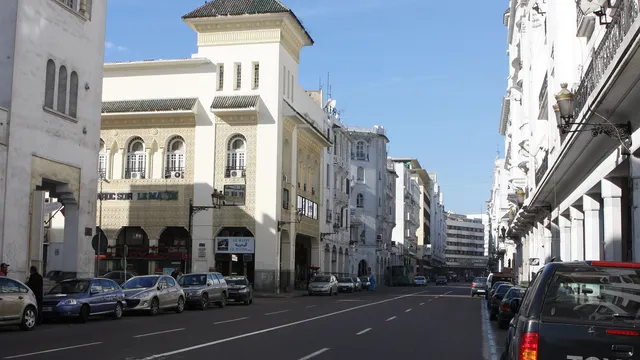 Une rue du centre de Casablanca bordée d'immeubles blancs de style colonial